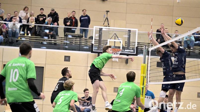 Nach zuletzt sechs Auswärtsspielen in Folge treten die Volleyballer des VC/DJK Amberg (links) wieder zu Hause an. Gegner ist die DJK München-Ost. Archivbild: Hubert Ziegler