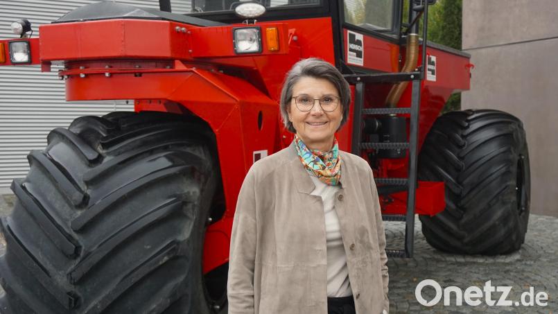 Geschäftsführerin Cornelia Horsch steht vor einer der ersten Maschinen, die ihr Mann Michael vor 40 Jahren hergestellt hat. Heute sehen die Maschinen freilich anders aus – und auch die Firma selbst hat sich extrem verändert. Bild: jut