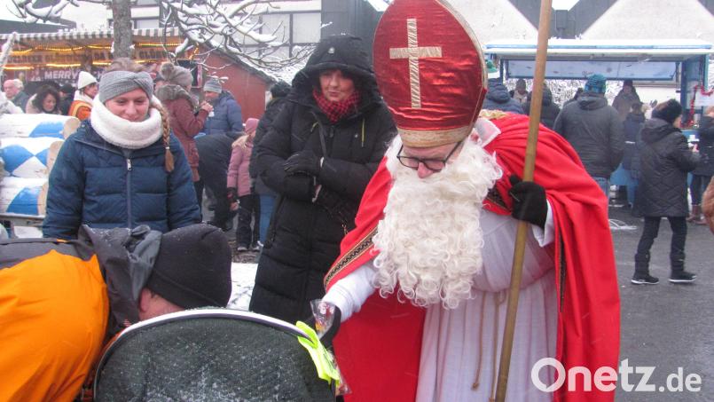 Auf dem Weihnachtsmarkt beschenkt St. Nikolaus die Kinder. Bild: sei