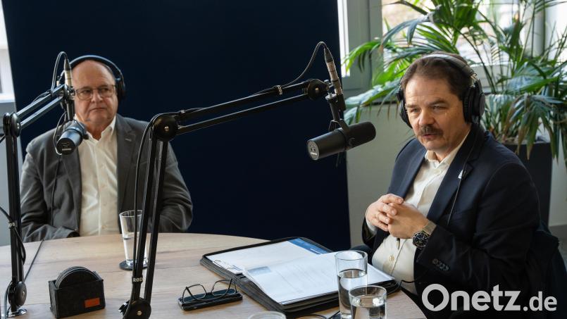 Franz Vodermeier (rechts), Geschäftsführer der Blue-Devils-Spielbetriebs-GmbH, und Thomas Siller, Vorsitzender des 1. EV Weiden, waren in der neuen Folge des Podcasts &quot;Powerplay&quot; zu Gast Bild: Marina Gube