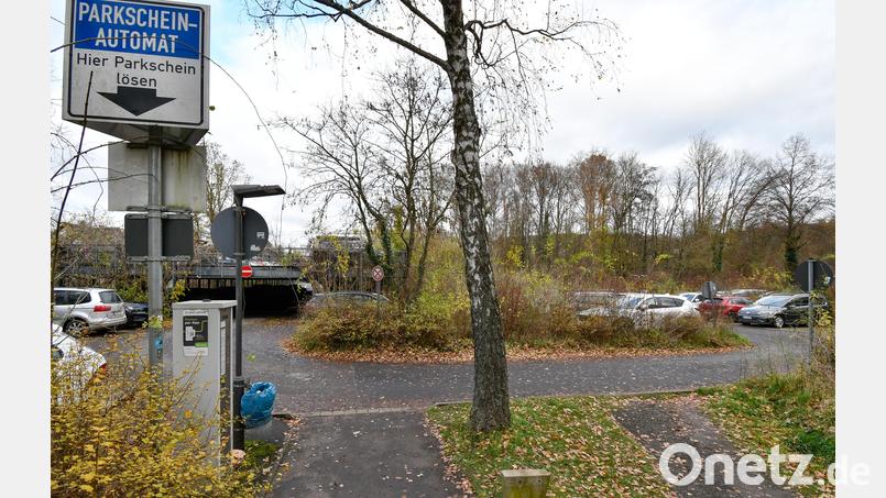 Das Parkdeck an der Kräuterwiese in Amberg könnte im hinteren Bereich erweitert werden, um Stellplätze für die Innenstadtbewohner zu schaffen. Baureferent Markus Kühne hat das Konzept jetzt grob umrissen. Bild: Petra Hartl