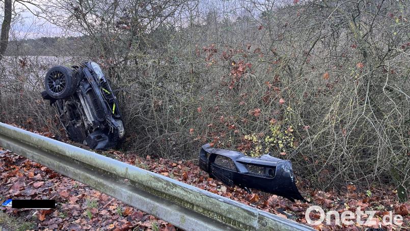 Auf der Kreisstraße 18 auf Höhe des Haidweihers kam ein Mann aus dem Landkreis von der Fahrbahn ab und landete im Graben. Er konnte sich selbst aus dem Wagen befreien. Bild: Feuerwehr Kümmersbruck