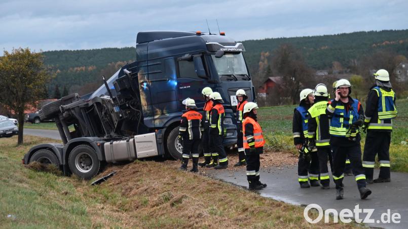 Das Lastwagengespann landete im Straßengraben, der Auflieger kippte zur Seite. Bild: gf