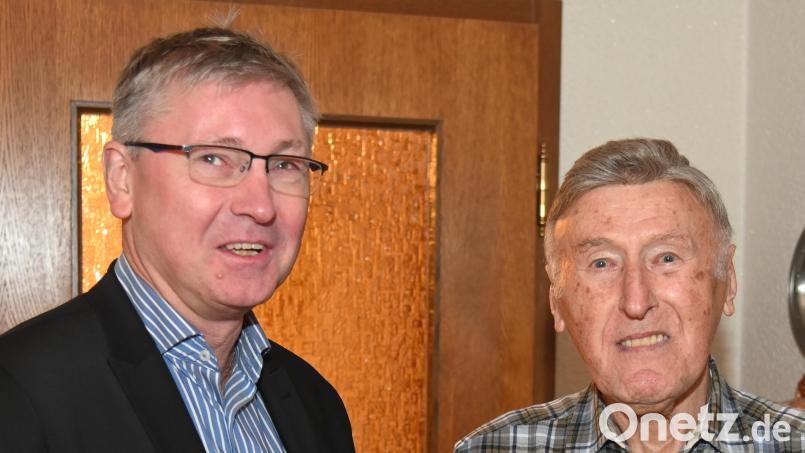 Bürgermeister Franz Badura (links) gratulierte dem 95-jährigen Johann Englhard zum Geburtstag und überreichte einige Euro Amberger Stadtgeld. Bild: gf