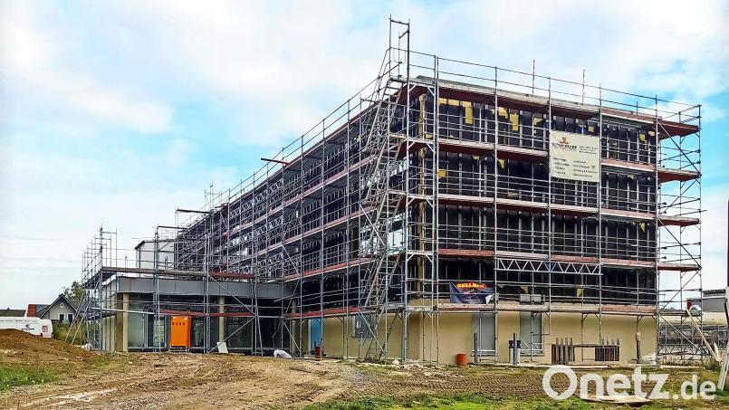 Probleme bei der Entkernung und lange Regenperioden verzögerten die Sanierung der Jobst-vom Brandt-Schule in Waldershof. Ein Bezug zum Jahreswechsel ist nicht möglich. Bild: fpoz