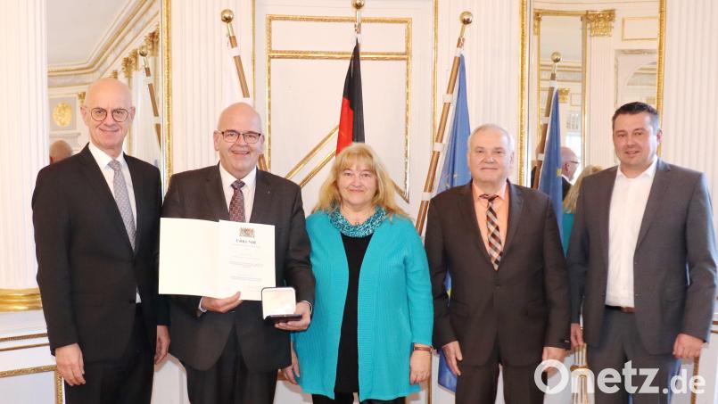 Regierungspräsident Walter Jonas (von links) mit dem Geehrten Klaus Meyer, Ehefrau Brigitte Meyer, Landrats-Stellvertreter Günther Kopp und Zweitem Bürgermeister Christian Hebert. Bild: Regierung der Oberpfalz/Stühlinger-Weinhändler/exb