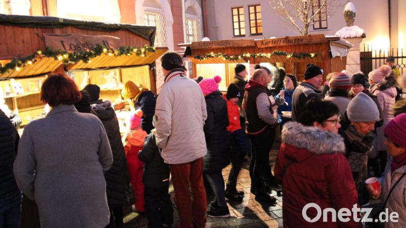 Hunderte Besucher lockt seit 42 Jahren der Weihnachtsmarkt der Musikschule auf den Platz vor den Lobkowitz-Schlössern. Am Sonntag gibt es vor allem für Kinder mit einer Bastelstube und dem Besuch des Heiligen Nikolaus samt Engel- und Zwergengefolge wieder ein abwechslungsreiches Programm. Bild: Archivbild prh