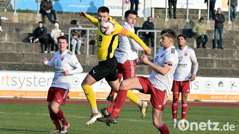 Gegen den FC Amberg gelang Nico Argauer (vorne, weißes Trikot) und seinen Teamkollegen ein starker 5:1-Auswärtssieg. Im letzten Heimspiel vor der Winterpause gegen die SpVgg Landshut sollen nun ebenfalls ´drei Punkte her. Archivbild: Hubert Ziegler