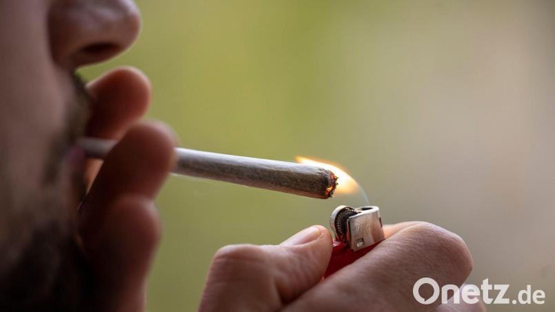 Ein junger Mann zündet sich einen Joint an. Bei der Caritas Amberg-Sulzbach suchten 2023 mehr Jugendliche Hilfe bei der Suchtberatung als die Jahre zuvor. Jetzt soll das Angebot ausgeweitet werden. Bild: Hannes P Albert/dpa