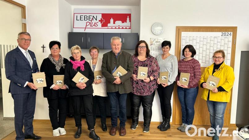 Eberhard Polland (Mitte) hat ein neues Buch zur Tirschenreuther Stadtgeschichte veröffentlicht. Bei der Vorstellung dabei waren (von links) Bürgermeister Franz Stahl, Silvia Schneider von Schreibwaren Schneider, Anneliese Kühn von Schreibwaren Häckl-Kühn, die Ehefrau des Autors, Anni Polland, Margot Konz von der Buchhandlung St. Peter, Pollands Tochter Kerstin Franz, Stefanie Teicher vom Bücherhaus Rode sowie &quot;Leben plus&quot;-Quartiersmanagerin Cornelia Stahl. Bild: Janka Hannemann-Mathes