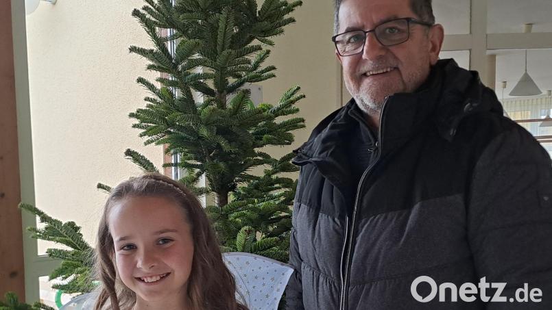 Christkind Milena mit Bürgermeister Franz Tauber. Bild: gis