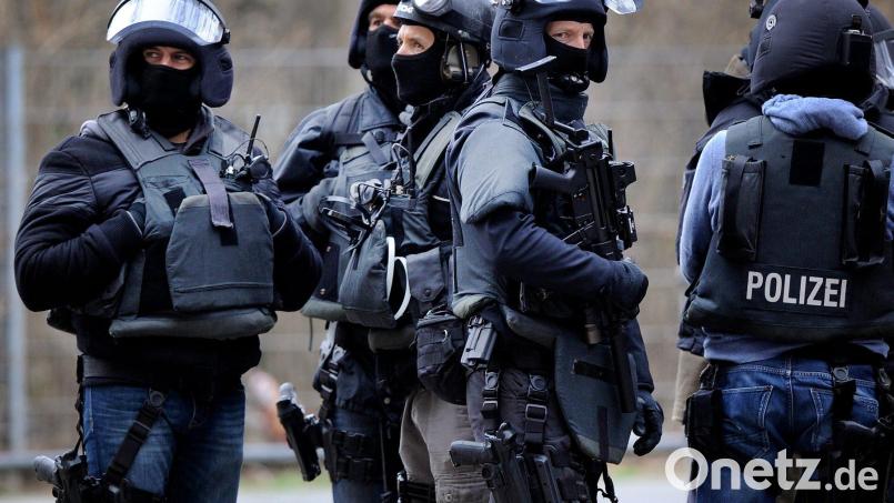 SEK-Einsatz in Bruck (Landkreis Schwandorf): Festgenommen wird am Freitagabend ein 42 Jahre alter Mann. Symbolbild: Marius Becker/dpa
