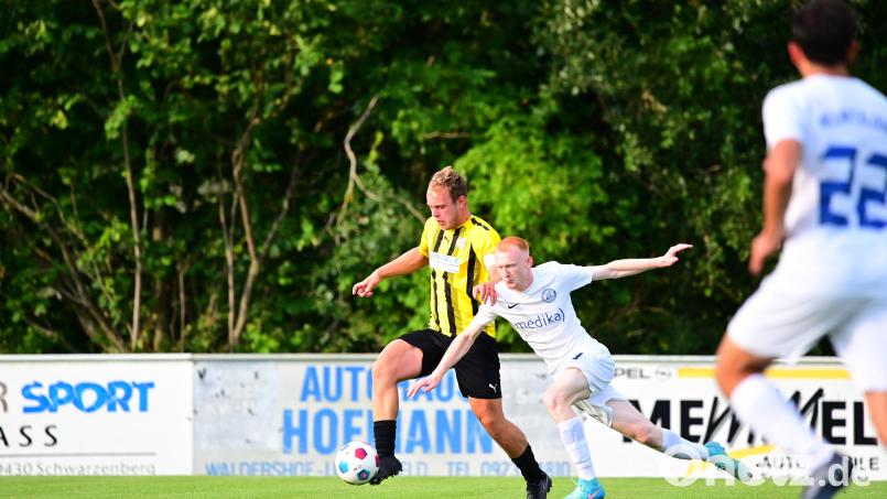 Richard Vanek (links) und der SV Poppenreuth müssen am Samstag zum schweren Auswärtsspiel zum FSV Bayreuth. Gegen den Tabellenvierten hilft eigentlich nur ein Sieg, wenn man es vor der Winterpause ein wenig unten rausschaffen möchte. Archivbild: Thomas Schrems