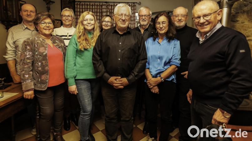 Redakteur Thomas Dobler (vorne Mitte) geht in den Ruhestand. Das Bild entstand bei der Abschiedsfeier mit den Redaktionsmitgliedern (von links) Benjamin Tietz, Claudia Völkl, Irma Held, Kristin Winderl, Gertraud Portner, Wilhelm Amann, Monika Bugl und Clemens Hösamer sowie Mitarbeiter Rudolf Hirsch. Bild: Marga Schuierer-Boxler/exb