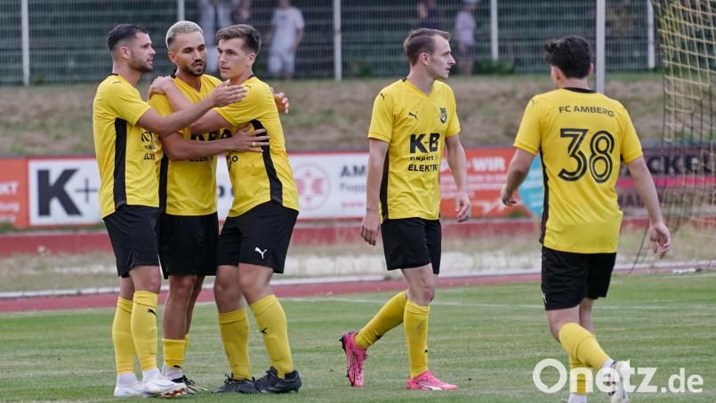 Ein Bild aus dem Hinspiel, in dem der FC Amberg die Eggenfeldener mit 6:3 aus dem Stadion schoss. Der damalige Dreifach-Torschütze Kenan Muslimovic (Zweiter von links) spielt aber mittlerweile nicht mehr für Amberg. Archivbild: ref
