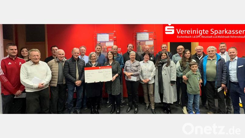 Zur Spendenübergabe kommen viele Mitglieder der begünstigten Vereine. Bild: Katharina Kahol/Sparkasse