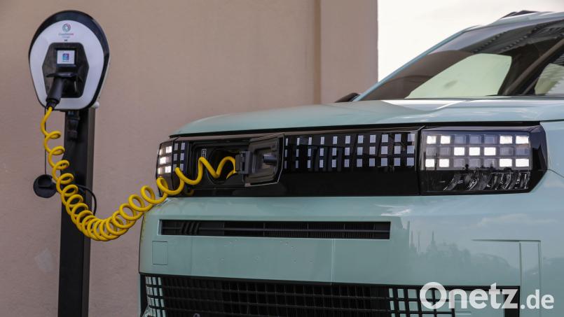 Kabel aus der Nase: Beim Fiat Grande Panda lässt sich das Ladekabel aus der Front ziehen Bild: Fiat/Stellantis/dpa