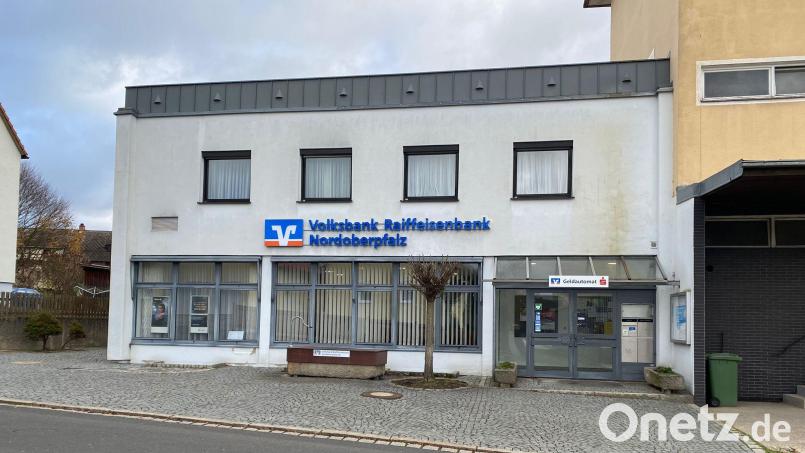 Die Volksbank Raiffeisenbank Nordoberpfalz schließt Ende März neben den Geschäftsstellen in Falkenberg, Kastl und Krummennaab auch die Filiale in Bad Neualbenreuth (Bild). Was mit dem Gebäude geschieht, steht noch nicht fest. Bild: rti