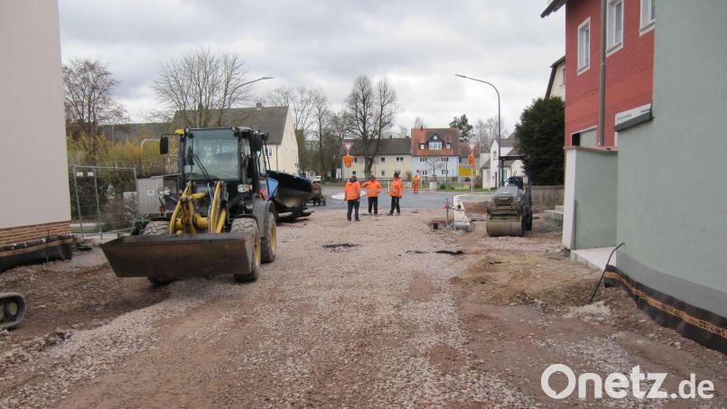 Rechtzeitig zum Hirschauer Weihnachtsmarkt an diesem Wochenende wird ein kurzes Teilstück der Georg-Schiffer-Straße fertig. Damit wird die Querung der B 14 von der Grundstaße zur Innenstadt über die beampelte Kreuzung wieder möglich. Bild: fg