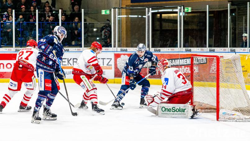 In dieser Situation scheitert Daniel Bruch am stark aufspielenden Landshuter Schlussmann Jonas Langmann. Am Ende reichten die Treffer von David Elsner und Tyler Ward allerdings für einen knappen 2:1-Sieg. Bild: Elke Englmaier