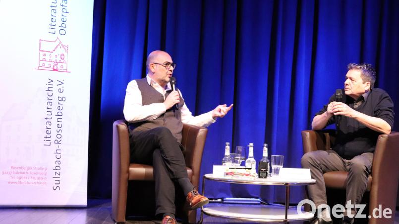 Im Gespräch mit Thomas Geiger (rechts) stellt Hannes Ringlstetter (links) sein Buch &quot;Ein Steinpilz für die Ewigkeit&quot; vor, in dem er sich mit dem Sterben seines Vaters auseinandersetzt. Bild: cog