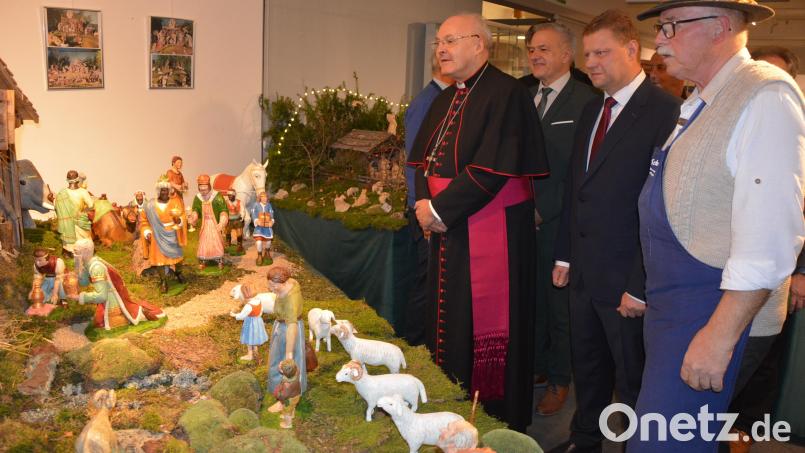 Diese von den Mitterteicher Schnitzern nachgeschnitzte Krippe von Otto Zehentbauer kommt 2025 in die Stadtpfarrkirche, hier begutachtet (von links) von Bischof Dr. Rudolf Voderholzer, Landrat Roland Grillmeier, Bürgermeister Stefan Grillmeier und Peter F. Dotzauer. Bild: jr