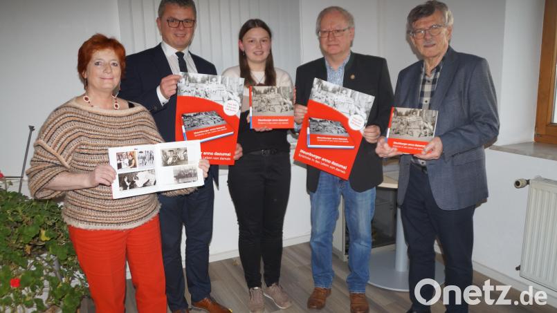 Bürgermeister Martin Birner (Zweiter von links) freut sich über den neuen Bildband zur Neunburger Geschichte, der von Theo Männer (rechts) und Karl-Heinz Probst (Zweiter von rechts) zusammengetragen und von Barbara Schmid (links) und Maria Prem (Dritte von links) gefertigt wurde Bild: wel
