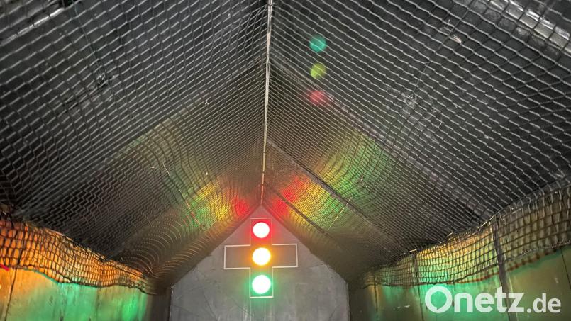 Das Netz in der Asphaltkapelle vor dem Aufhängen der Christbaumkugeln. Bild: gri