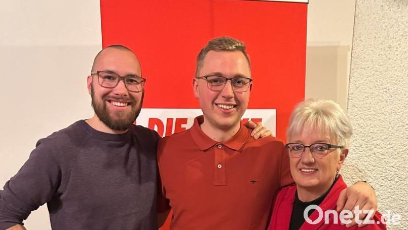 Kreissprecher Sebastian Wanner (links) und Kreissprecherin Uschi Maxim (rechts) gratulieren Direktkandidat Tobias Mainka zu seiner Nominierung. Bild: Sabrina Mainka/exb