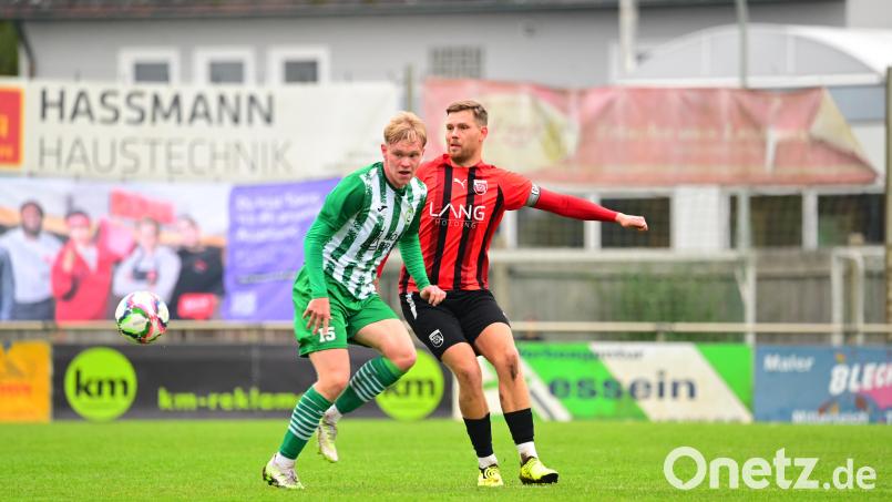 Für Simon Günthner (links, Szene aus einem früheren Spiel) und den SV Mitterteich geht es am Samstag gegen die SG Quelle Fürth. Ein Sieg wäre vor der Winterpause extrem wichtig, um nicht noch auf die Abstiegsränge zu rutschen. Archivbild: Thomas Schrems