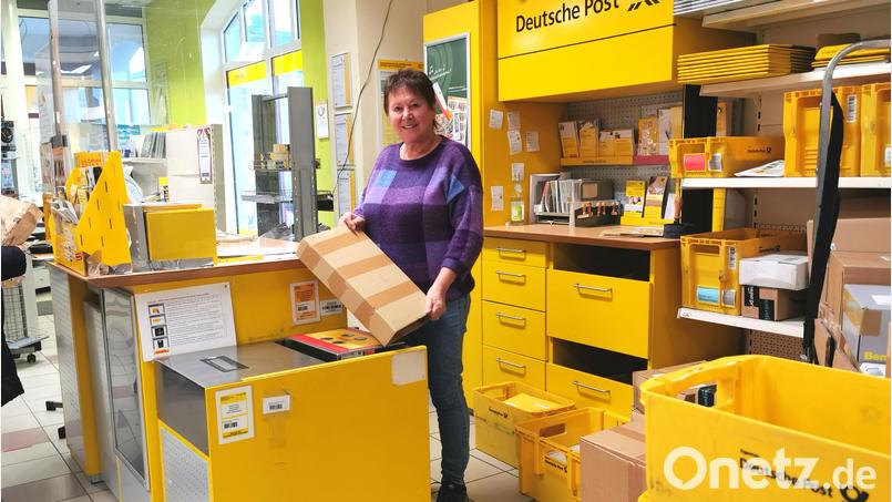 Maria Biebl am Postschalter in ihrem Einzelhandelsgeschäft in der Bezirksamtsstraße in Oberviechtach. In drei Monaten sperrt sie den Laden zu. Bild: Portner