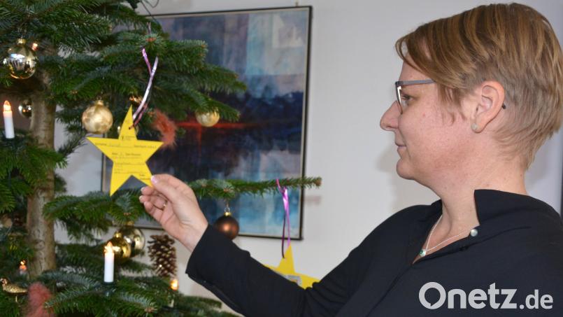 Kinderschutzbund-Vorsitzende Nina Neumann schaut sich einen Wunschstern an. Bis zum 12. Dezember beziehungsweise 13. Dezember kann man sich an der Aktion beteiligen. Bild: jr