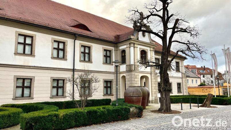 Erst seit Oktober hat das Internationale Keramikmuseum in Weiden mit Johannes Listewnik einen neuen Leiter. Dennoch diskutiert der Finanzausschuss nur einen Monat später, ob es das defizitäre Museum überhaupt noch braucht. Bild: Gabi Schönberger