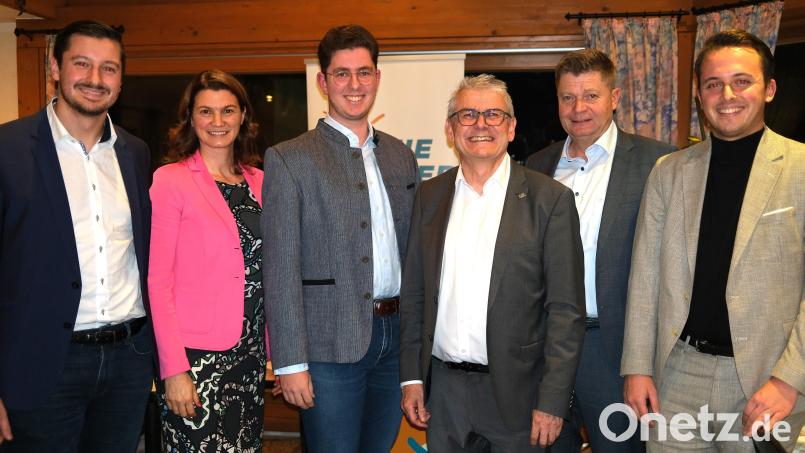Die Freien Wähler gehen optimistisch in den Wahlkampf. Von links: Christian Schindler, Tanja Schweiger, Direktkandidat Fabian Schmid, Martin Scharf, Harald Stadler und Julian Preidl. Bild: Hirsch
