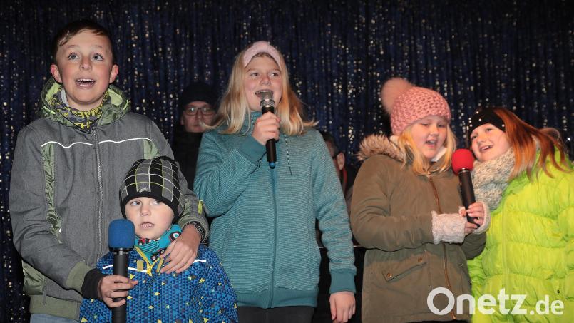 Auf dem Amberger Weihnachtsmarkt gibt es auch 2024 wieder Karaoke. Und das gleich an drei Mittwochabenden. Los geht&#039;s am 4. Dezember im 18 Uhr. Das Alter spielt wie immer keine Rolle. Archivbild: Wolfgang Steinbacher