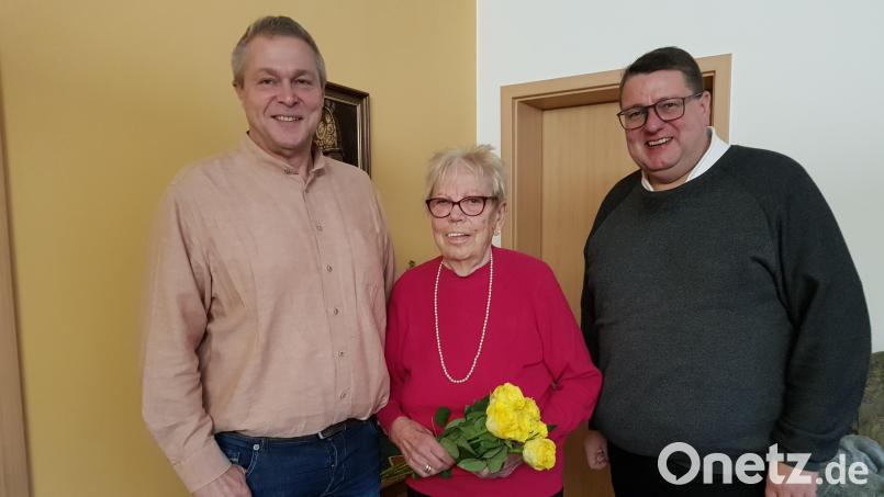 Dritter Bürgermeister Helmut Meindl und Pfarrer Udo Klösel (von links) gratulieren Edda Konrad zum 85. Geburtstag. Bild: gi