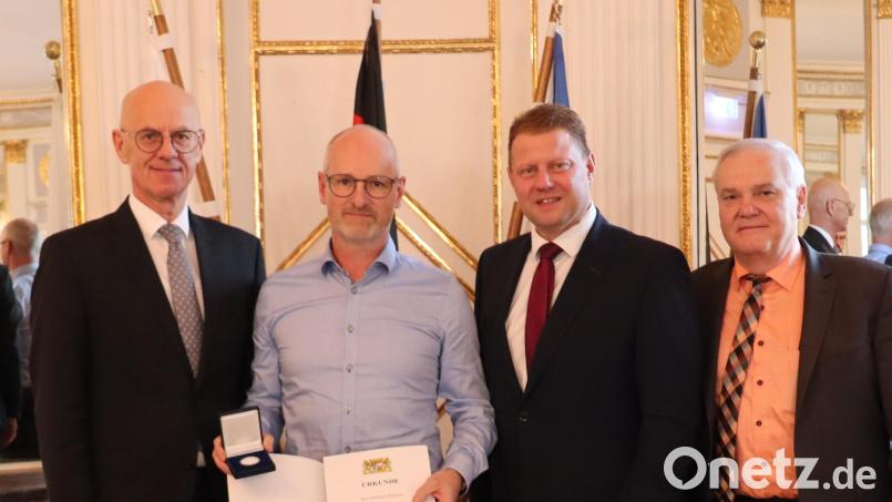 Als Lebensretter zeichnete Regierungspräsident Walter Jonas den Mitterteicher Michael Mickisch aus. Unter den ersten Gratulanten waren Bürgermeister Stefan Grillmeier und stellvertretender Landrat Günter Kopp (von links). Bild: Kathrin Kammermeier/exb