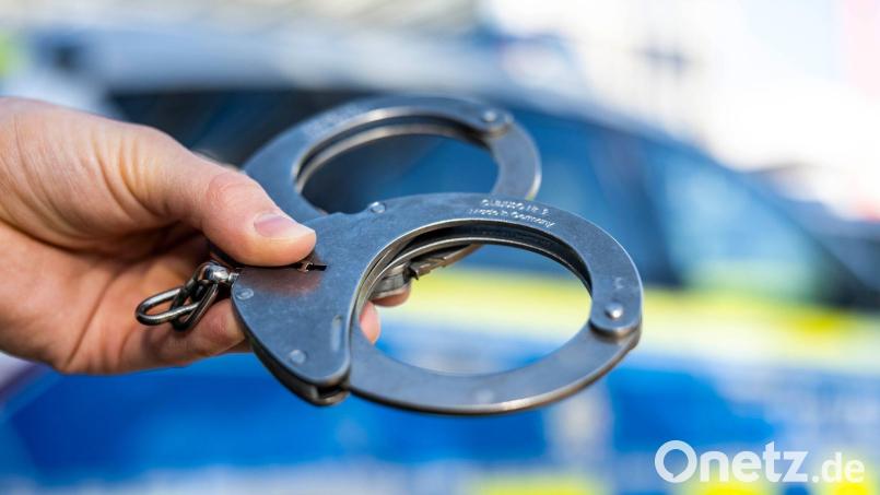 Der Geldabholer wurde von der Polizei festgenommen und einem Ermittlungsrichter vorgeführt. Symbolbild: David Inderlied/dpa