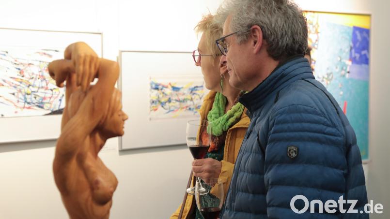 Kompositionen von Helmut Rösel im Hintergrund, ein weiblicher Akt von Wolfgang Babl davor: Genaueres Hinschauen lohnt sich bei dieser Gruppenausstellung in der Stadtgalerie Alte Feuerwache. Bild: Wolfgang Steinbacher
