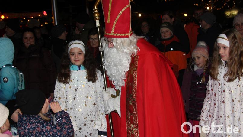 Nachdem es dunkel geworden war, zog der Nikolaus, begleitet von zwei Engeln, seine Kreise. Dabei hatte er auch Geschenke: mit Schokolade gefüllte Adventskalender. Bild: wro