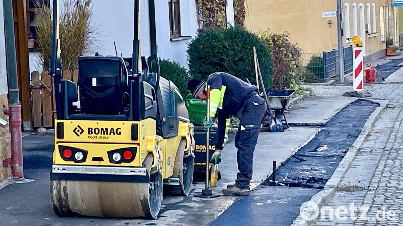 Die Asphaltierung der Bankette durch die Firma MIH läuft derzeit. Einige Mängel müssen behoben werden. Bild: Gerhard Krones