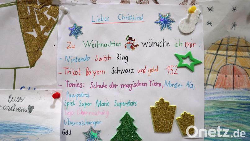 Dutzende Helfer beantworten Tausende Wunschzettel aus aller Welt. Archivbild: Karl-Josef Hildenbrand/dpa