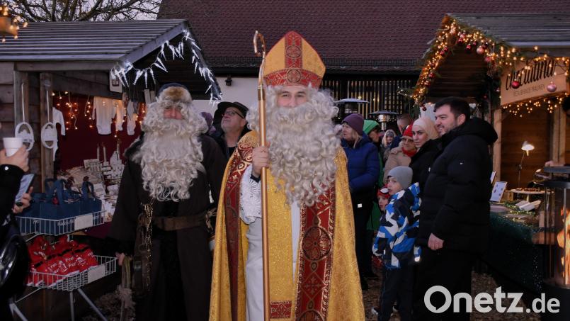 Für den heiligen Nikolaus standen die Besucher sogar kurz Spalier, damit er durch die engen Gassen in der Budenstadt kam. Bild: ubb
