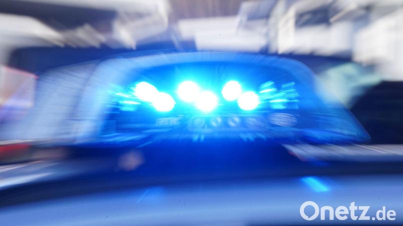 Nach einer Hochzeitsfeier in Fürth würgte ein Gast einen Polizisten. Symbolbild: Marcus Brandt/dpa
