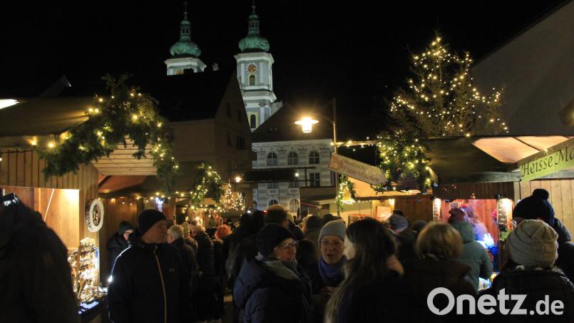 Vorweihnachtliches Idyll in Waldsassen beim Weihnachtsmarkt. Im Hintergrund die Basilika. Bild: kro
