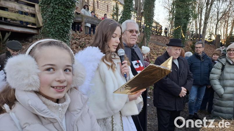 Das &quot;Christkind&quot; Luca-Anna (in der Mitte) eröffnet mit seinem &quot;Engel&quot; Seraphina (links) und Schlossherr Burkhard Graf Beissel von Gymnich (rechts neben dem &quot;Christkind&quot;) den 18. Weihnachtsmarkt auf Schloss Guteneck. Bild: jua