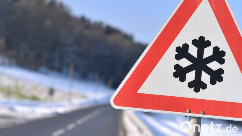 Dieses Warnschild weist auf einer Straße auf Straßenglätte hin. Symbolbild: Uwe Anspach/dpa-tmn