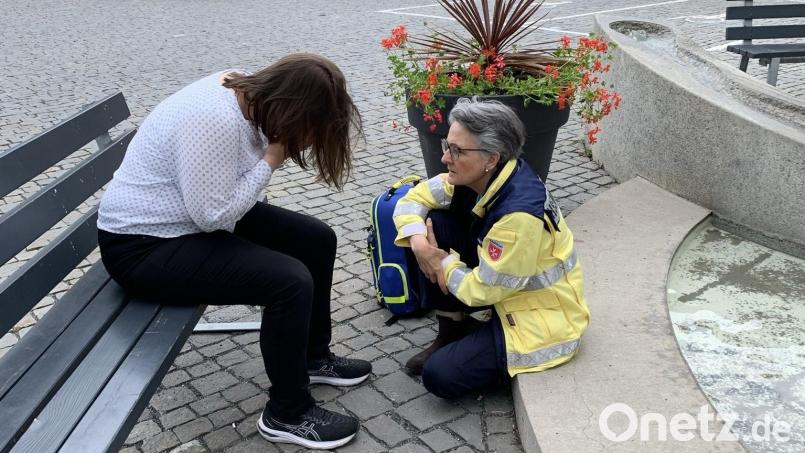 Das Team der Krisenintervention und Notfallseelsorge muss im Landkreis Tirschenreuth immer öfter ausrücken. Auf diesem nachgestellten Bild spendet Adelheid Freifrau von Gemmingen-Hornberg (rechts) einer Frau Trost. Bild: Adelheid Baronin von Gemmingen-Hornberg/exb