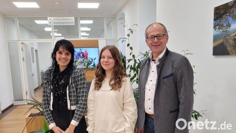 Ihren ersten Termin hatte Felicia Bauer (Mitte) bei der Vorstellung als Kemnather Christkind. Bürgermeister Roman Schäffler (rechts) und Romina Passon-Pühl vom Stadtmarketing empfingen die 14-Jährige dazu im Rathaus. Bild: Stadt Kemnath/exb