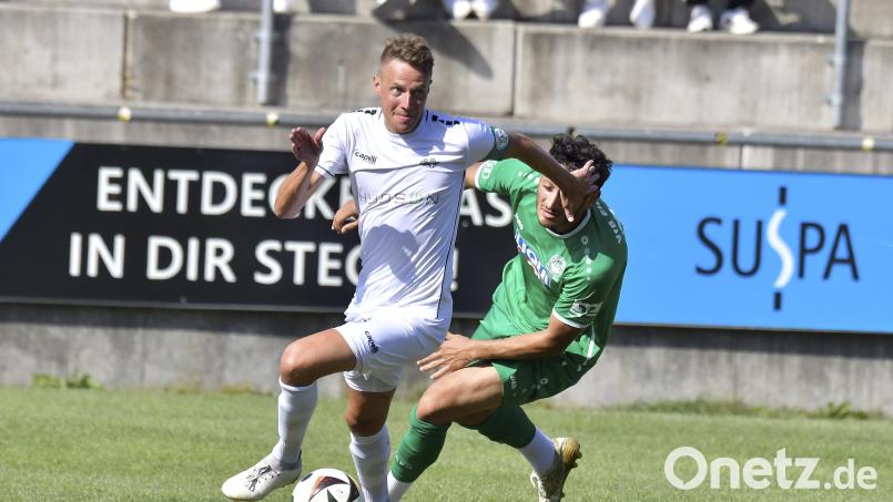 Dominik Haller (weißes Trikot/Szene aus einem anderen Spiel) sorgte für den Gebenbacher Siegtreffer gegen Hof. Bild: Hubert Ziegler
